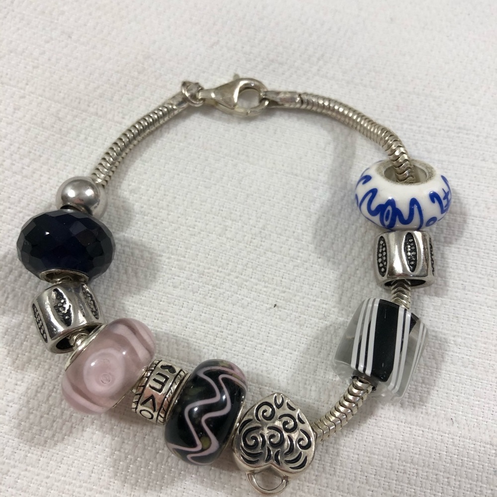 Bracelet with beads/charms‎